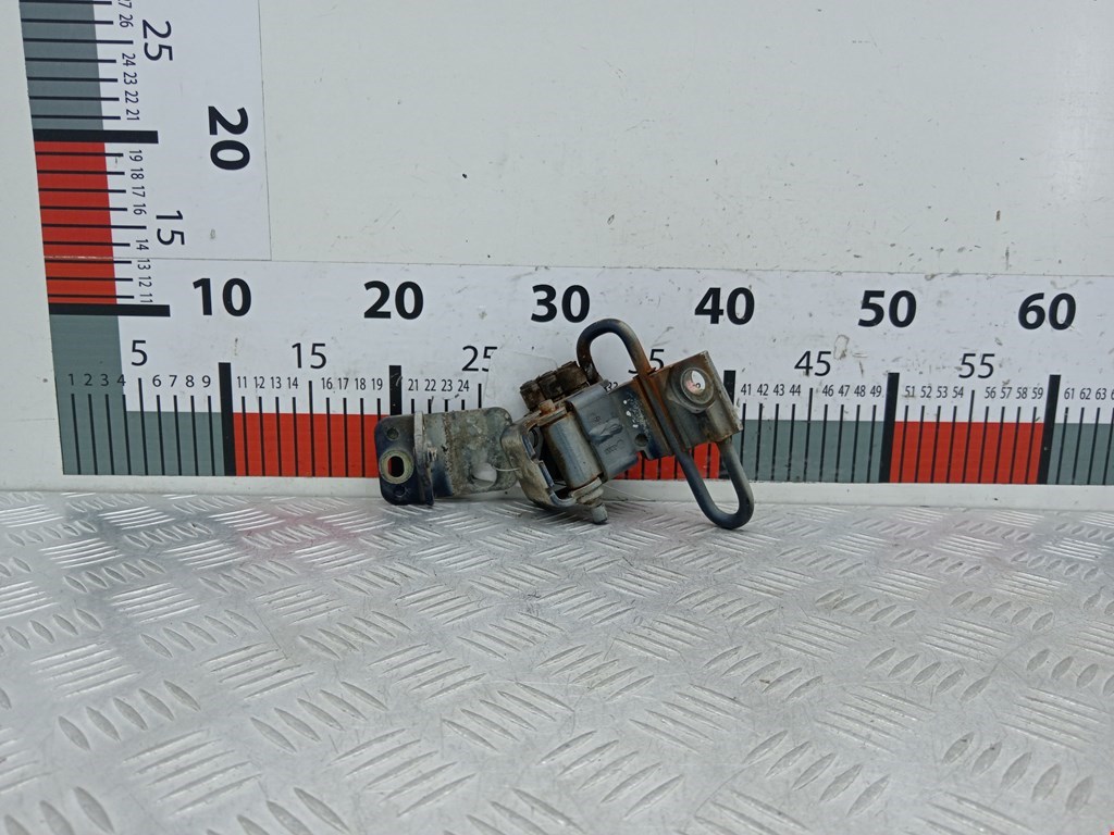 Петля двери передней левой Volkswagen Passat 5 (1996-2000)