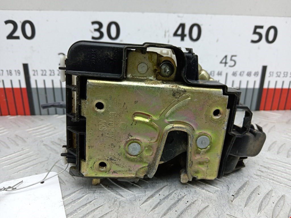 Замок двери задней левой VOLKSWAGEN Polo III 1994-2001