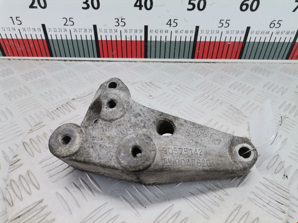 Кронштейн (крепление лапа траверса) кпп Opel Zafira A (1999-2006)