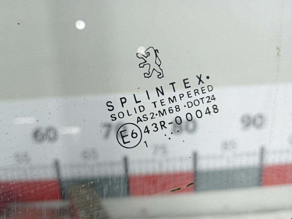 Стекло двери переднее левое PEUGEOT 307 2001-2008