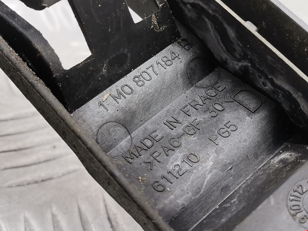 Кронштейн переднего бампера правый SEAT Toledo 1998-2004