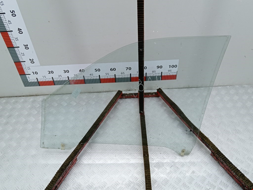 Стекло двери переднее правое KIA Carnival I 1999-2005