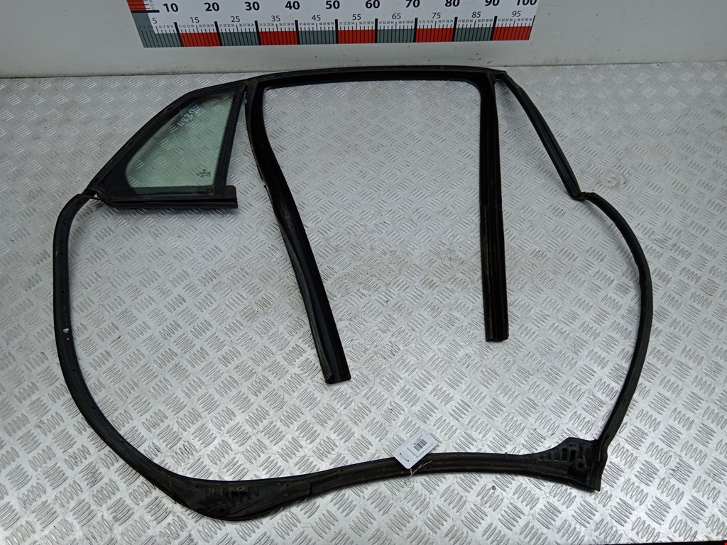 Стекло двери задней правой (форточка) Volkswagen Phaeton (2002-2016)