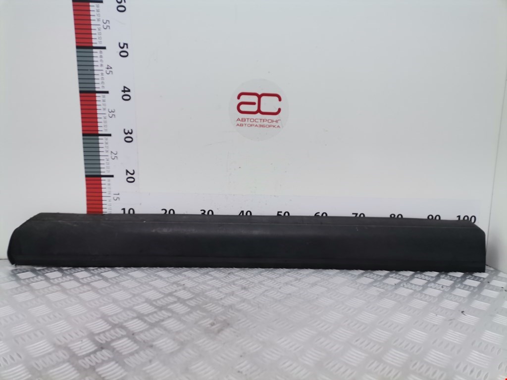 Накладка (молдинг) двери передней правой Volkswagen Touareg 1 (2002-2010)