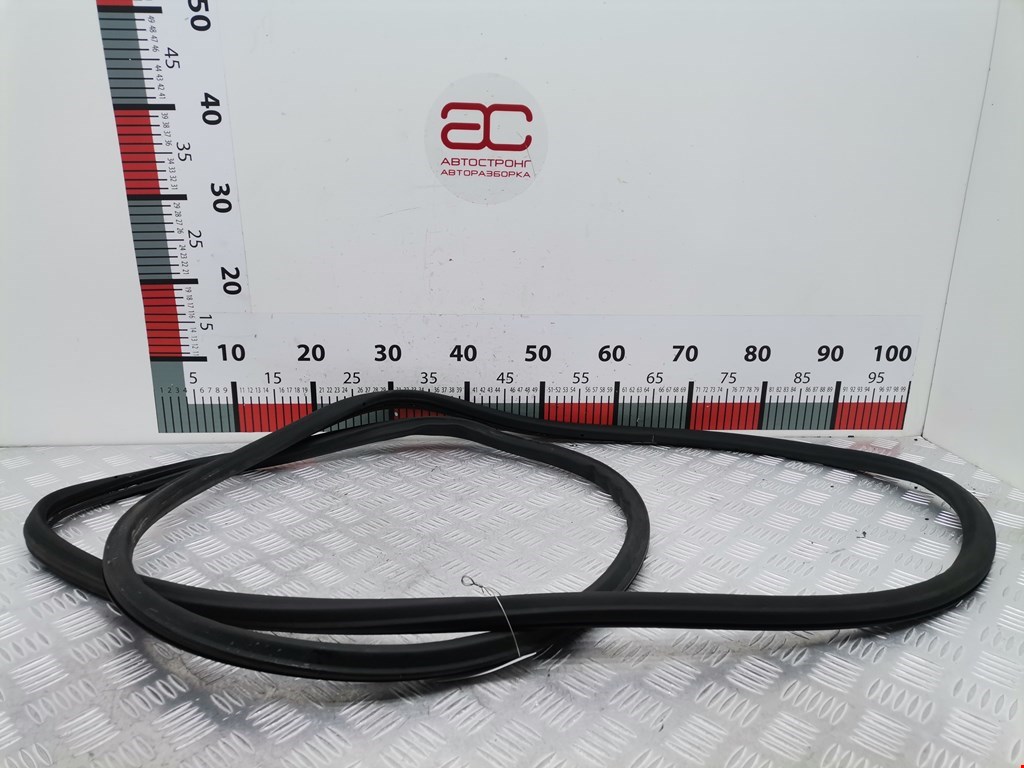 Уплотнитель двери VOLKSWAGEN Touareg 2002-2010