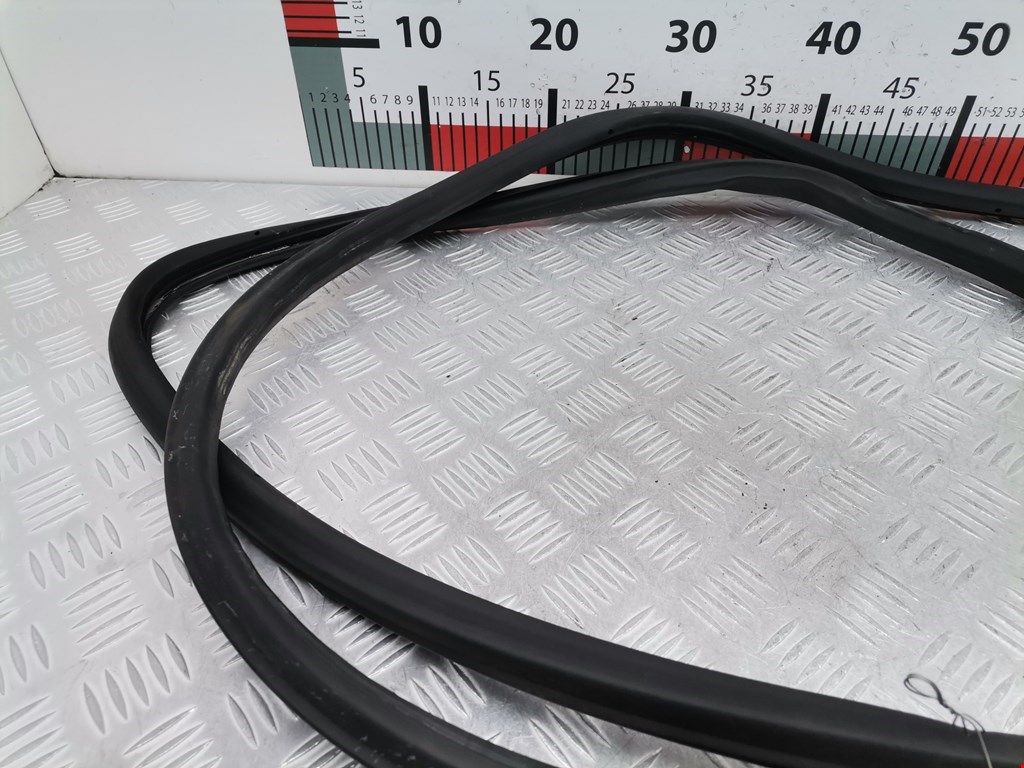 Уплотнитель двери VOLKSWAGEN Touareg 2002-2010