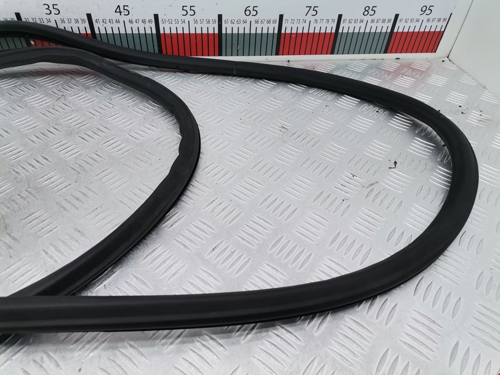 Уплотнитель двери VOLKSWAGEN Touareg 2002-2010