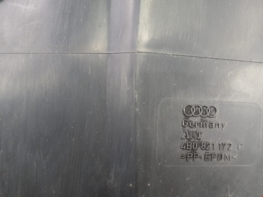 Локер (подкрылок) передний правый AUDI A6 C5 1997-2004