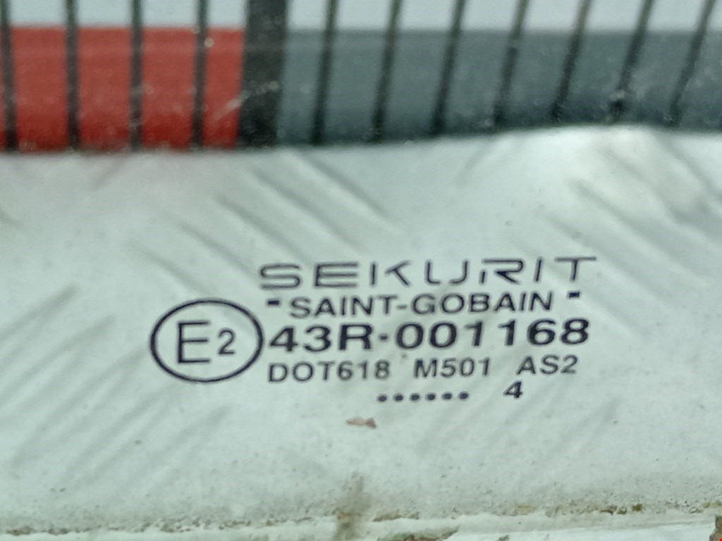 Стекло двери переднее левое VOLKSWAGEN Touareg 2002-2010