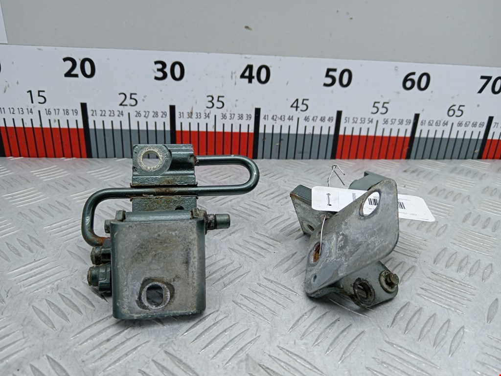 Петля двери задней левой Volkswagen Touareg 1 (2002-2010)