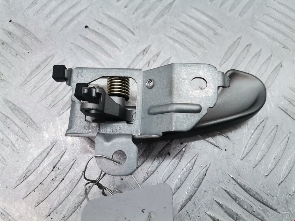 Ручка дверная передняя внутренняя правая MITSUBISHI Space Star 1999-2006