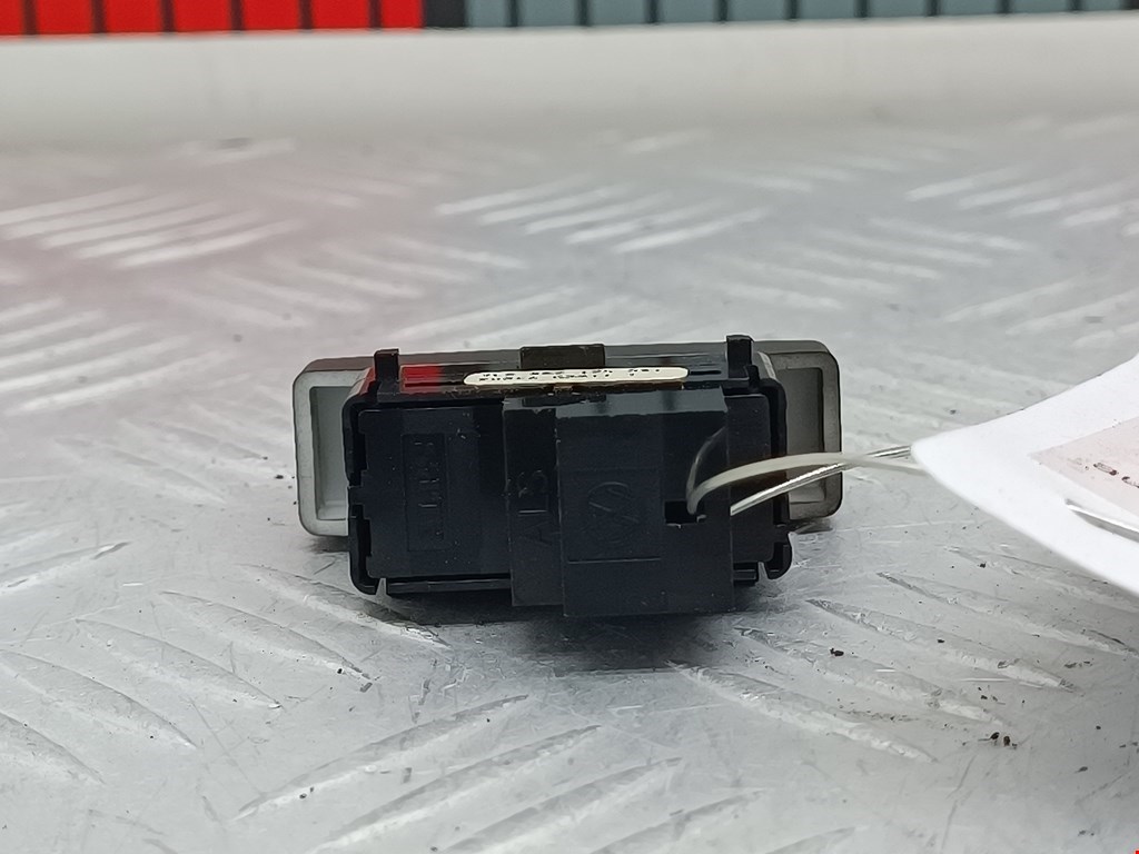 Кнопка центрального замка VOLKSWAGEN Touareg 2002-2010