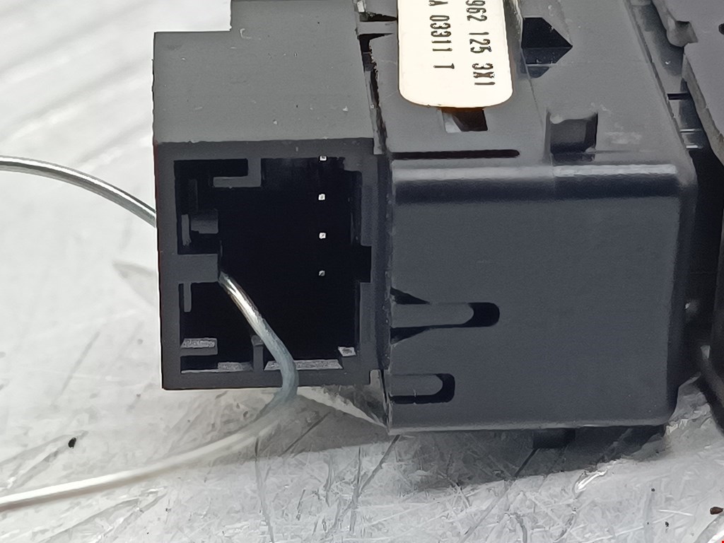 Кнопка центрального замка VOLKSWAGEN Touareg 2002-2010