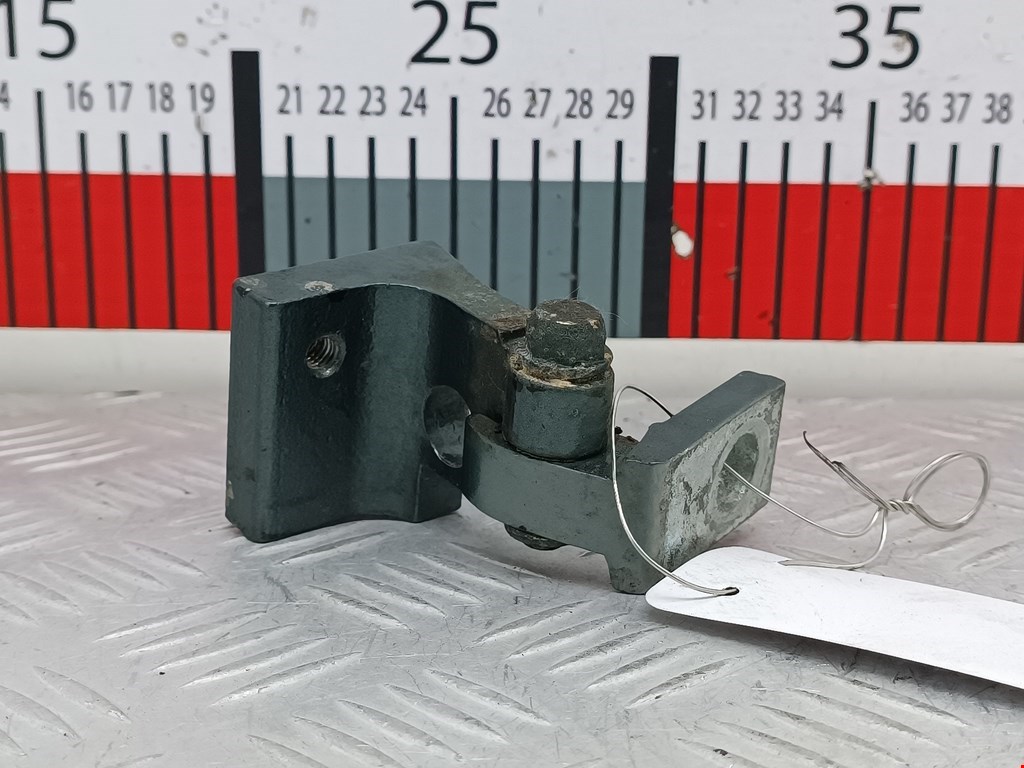 Петля двери задней правой Volkswagen Touareg 1 (2002-2010)