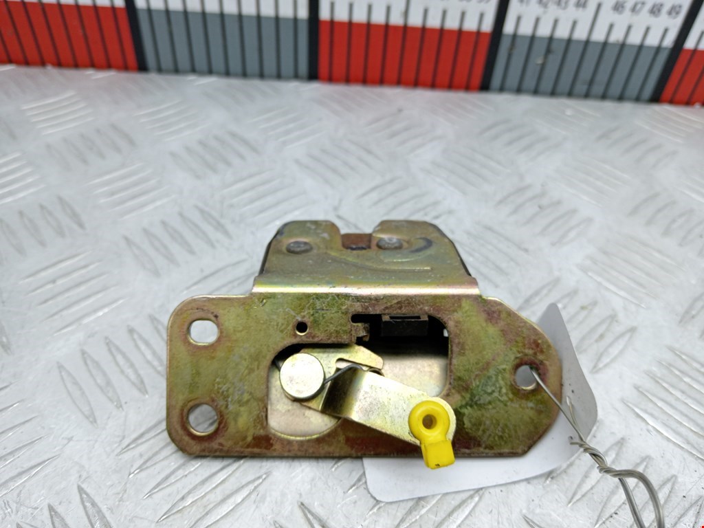 Замок багажника (крышки двери) MITSUBISHI Carisma 1995-1999