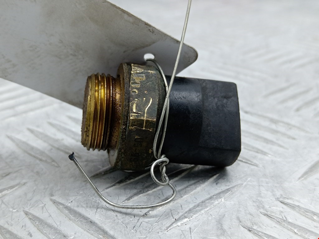 Датчик температуры (охлаждающей жидкости) AUDI A4 B5 1995-2001