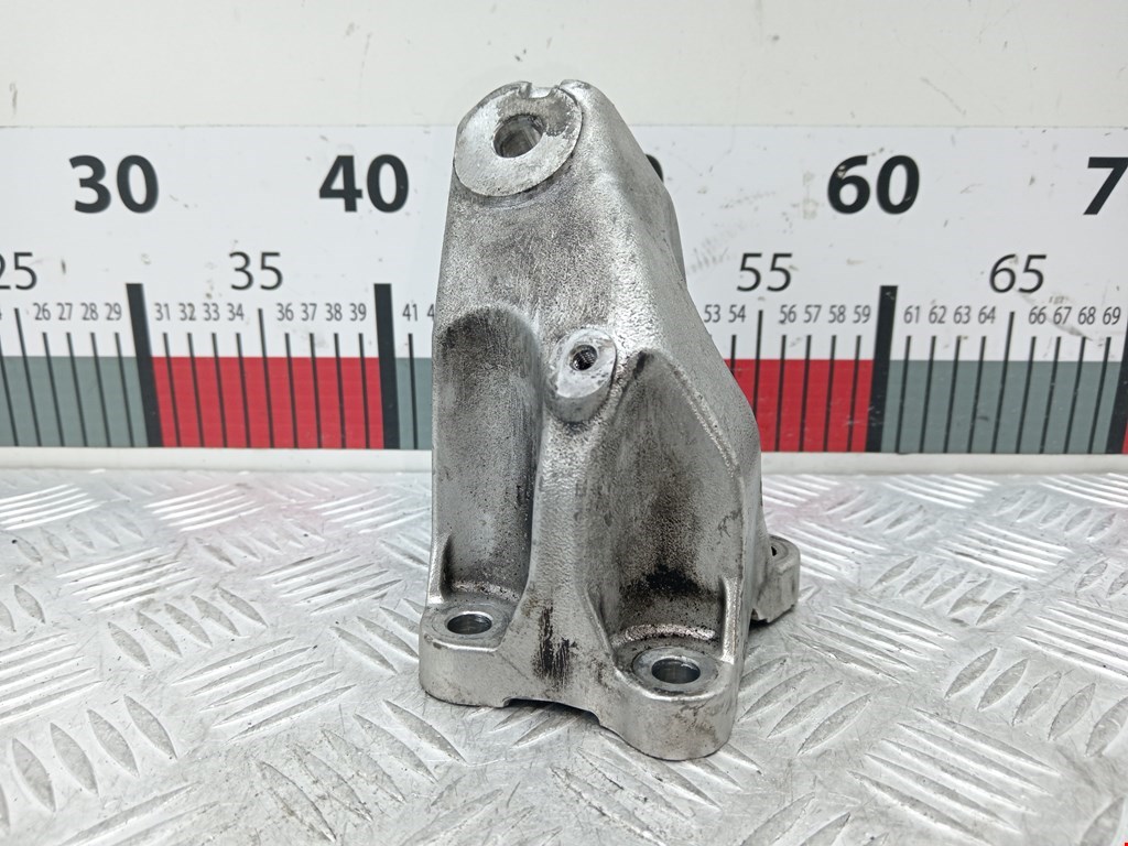 Кронштейн (крепление лапа) двигателя Volkswagen Phaeton (2002-2016)