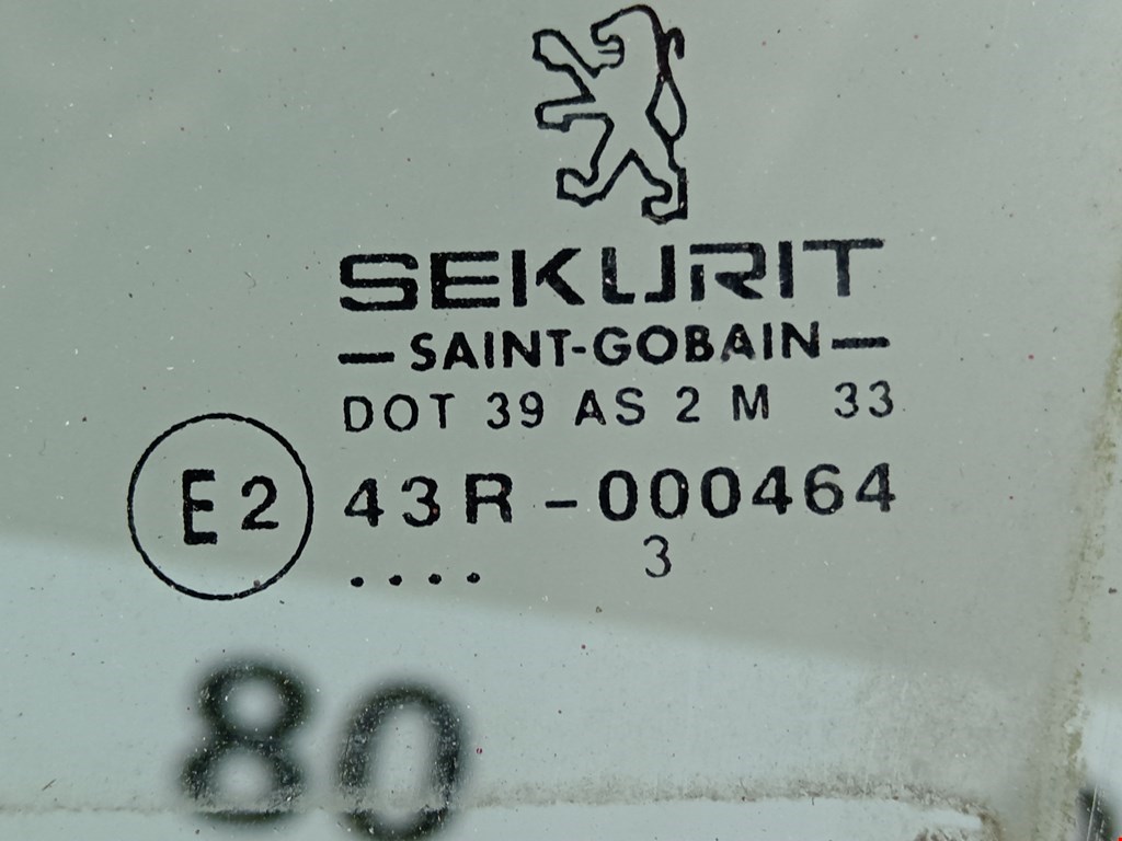 Стекло двери переднее левое PEUGEOT 307 2001-2008