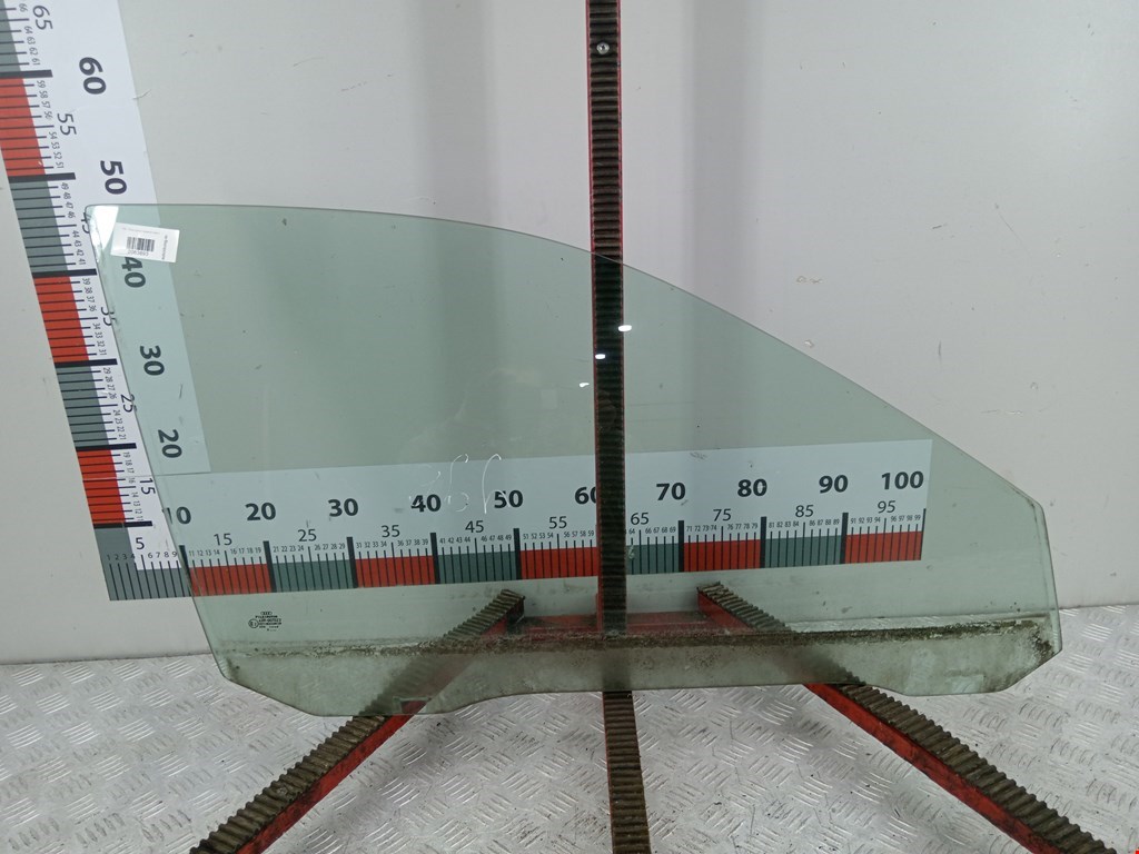 Стекло двери переднее правое AUDI A4 B5 1995-2001