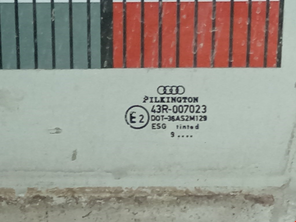 Стекло двери переднее левое AUDI A4 B5 1995-2001