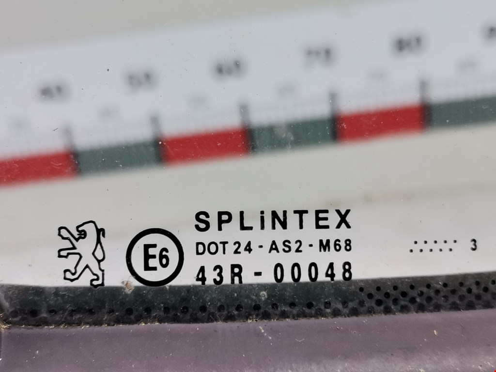 Стекло двери передней правой (форточка) PEUGEOT 307 2001-2008