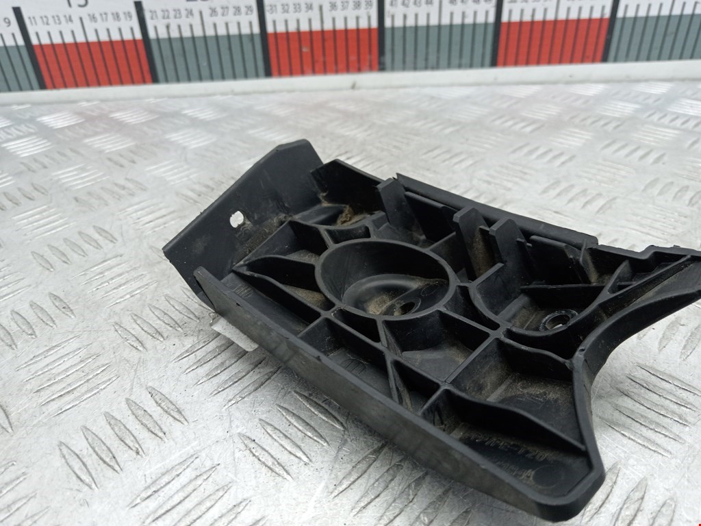 Кронштейн переднего бампера правый SEAT Toledo 2004-2009