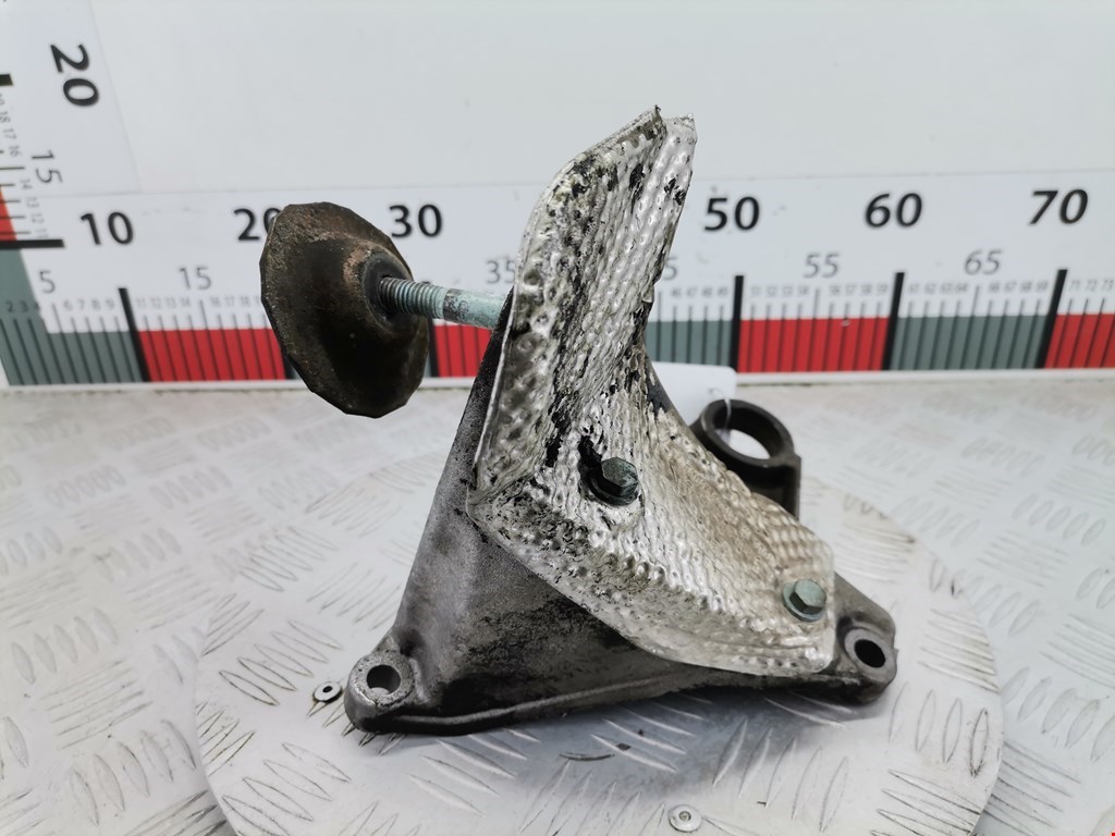 Кронштейн (крепление лапа) двигателя Audi A4 B5 (1994-2001)