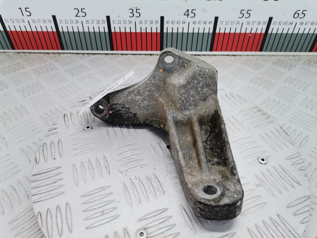 Кронштейн (крепление лапа траверса) кпп Ford S-MAX 1 (2006-2015)