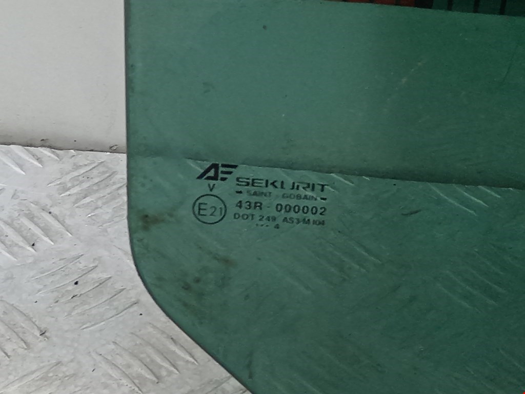 Стекло двери заднее правое SEAT Alhambra 1996-2010