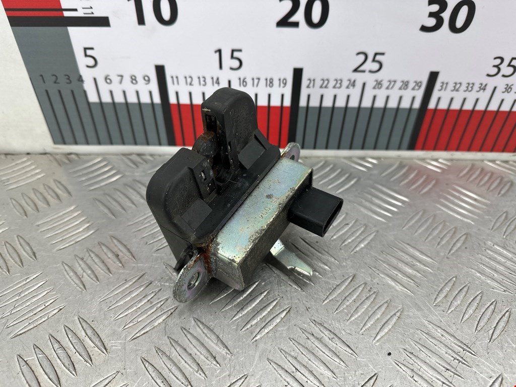 Замок крышки багажника Volkswagen Golf 5 (2003-2008)