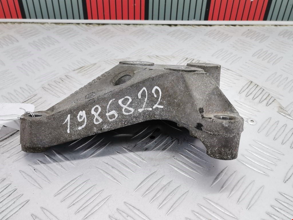 Кронштейн (крепление лапа траверса) кпп Opel Astra H (2004-2014)