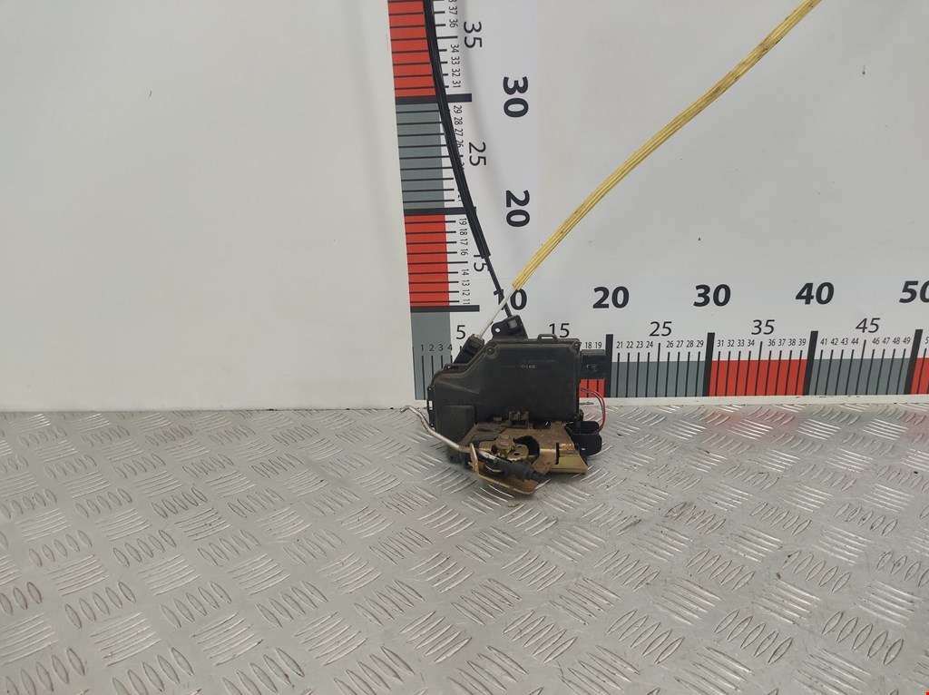 Стекло двери передней правой Volkswagen Passat 5 (1996-2000)