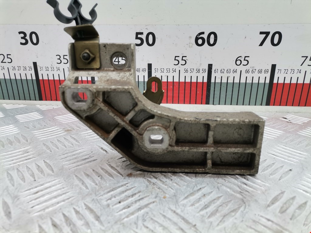 Кронштейн (крепление лапа) двигателя Mitsubishi Space_Star 1 (1998-2005)