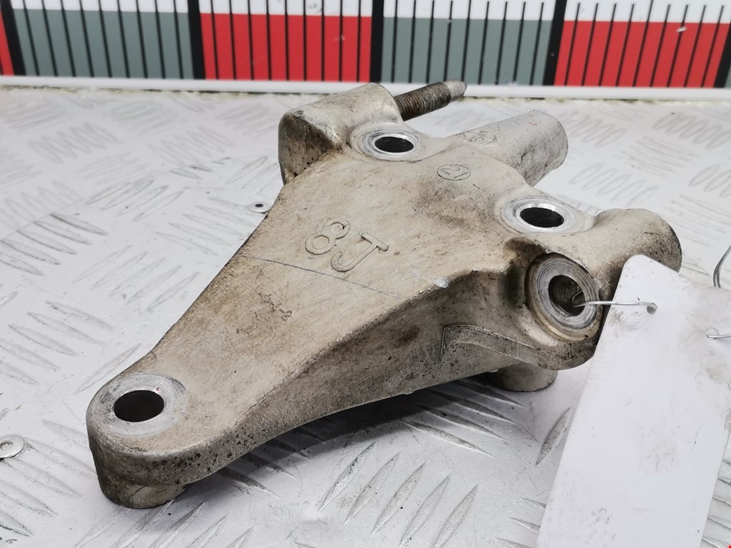 Кронштейн (крепление лапа) двигателя Nissan Teana 1 (J31) (2003-2008)