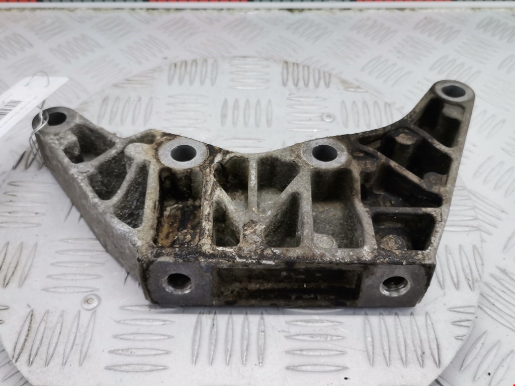Кронштейн (крепление лапа траверса) кпп Volvo XC60 1 (2008-2017)