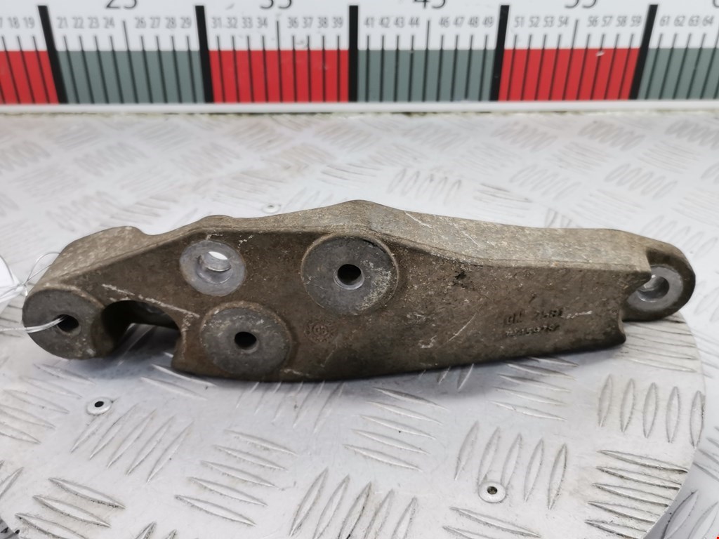 Кронштейн (крепление лапа траверса) кпп Opel Astra H (2004-2014)