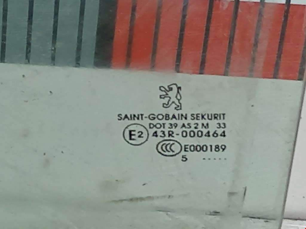 Стекло двери переднее левое PEUGEOT 307 2001-2008