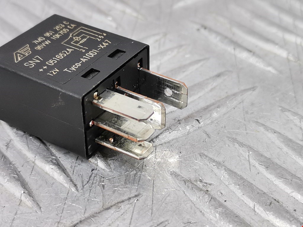 Реле VOLKSWAGEN Touareg 2002-2010