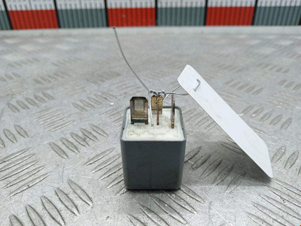 Реле топливного насоса AUDI 80 B4 1991-1996