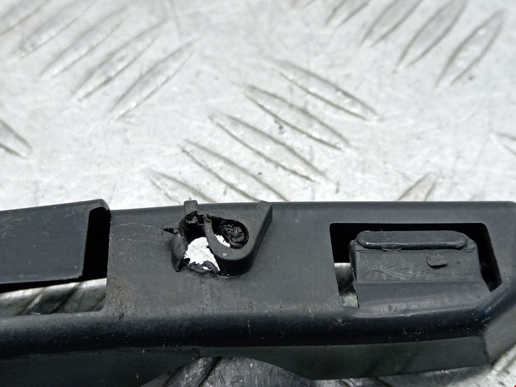 Кронштейн переднего бампера правый DACIA Sandero 2008-2012