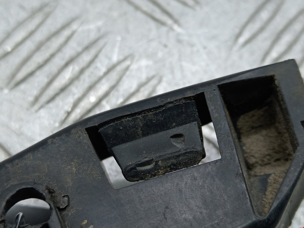 Кронштейн переднего бампера правый DACIA Sandero 2008-2012