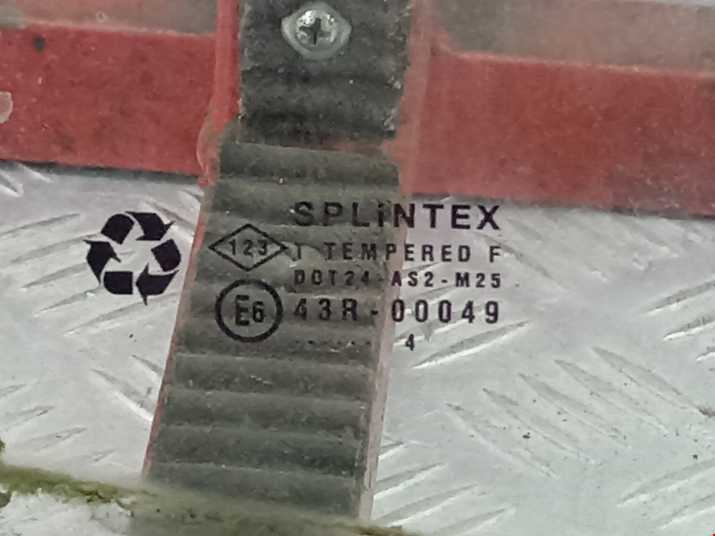 Стекло двери передней правой (форточка) OPEL Vivaro A 2001-2014