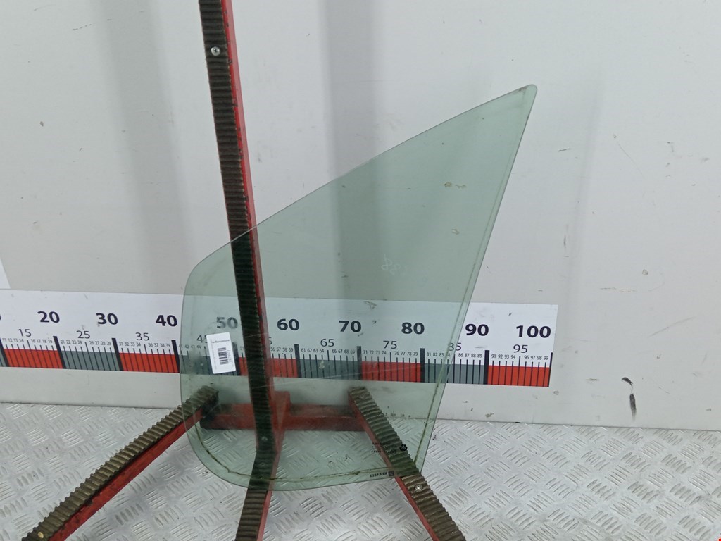 Стекло двери передней правой (форточка) OPEL Vivaro A 2001-2014