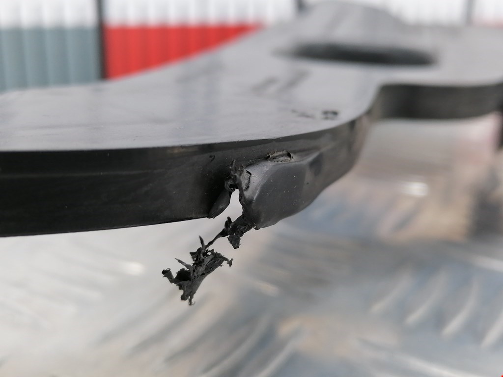 Кронштейн переднего бампера правый MERCEDES-BENZ C-Class C-klasse W204 2007-2015