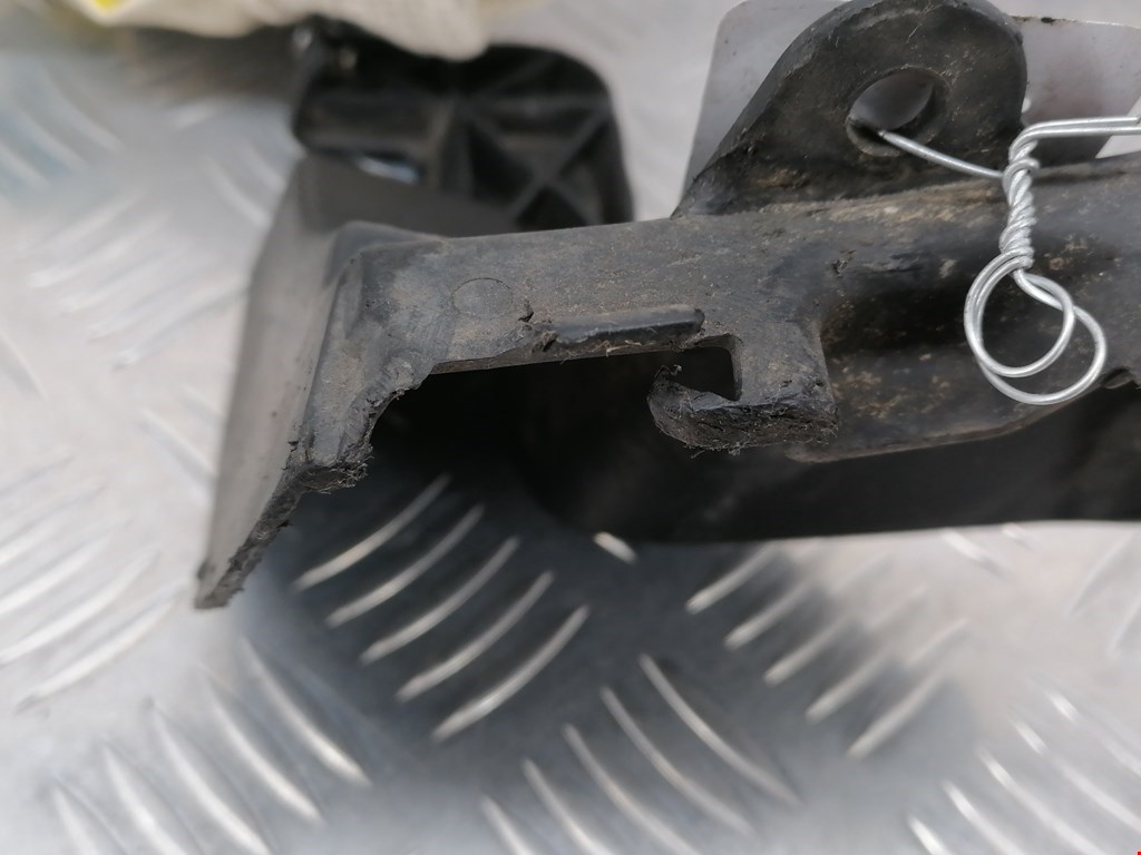 Кронштейн переднего бампера левый MERCEDES-BENZ C-Class C-klasse W204 2007-2015