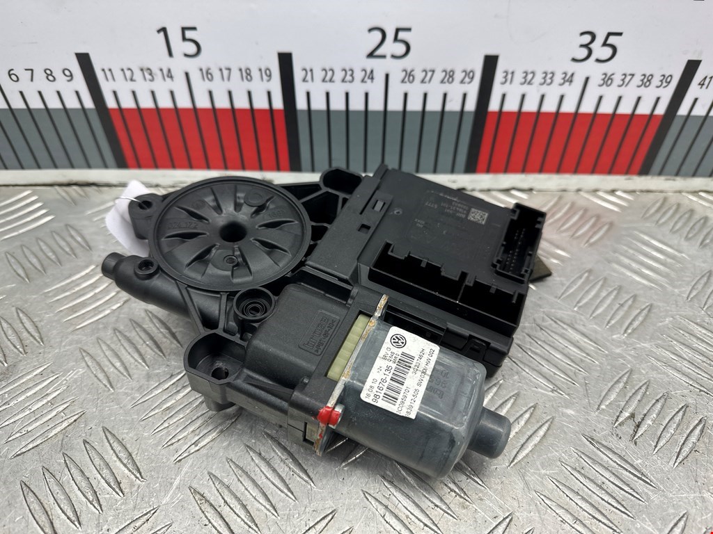 Моторчик стеклоподъемника Volkswagen Passat 6 (2005-2010)