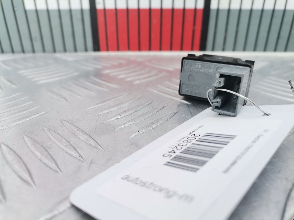 Кнопка стеклоподъемника VOLKSWAGEN Passat B7 2011-2015