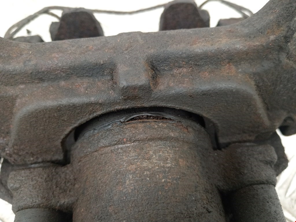 Суппорт передний левый VOLKSWAGEN Passat B6 2005-2011