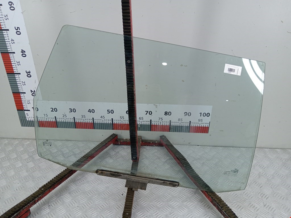 Стекло двери заднее правое VOLKSWAGEN Passat B3 1988-1993