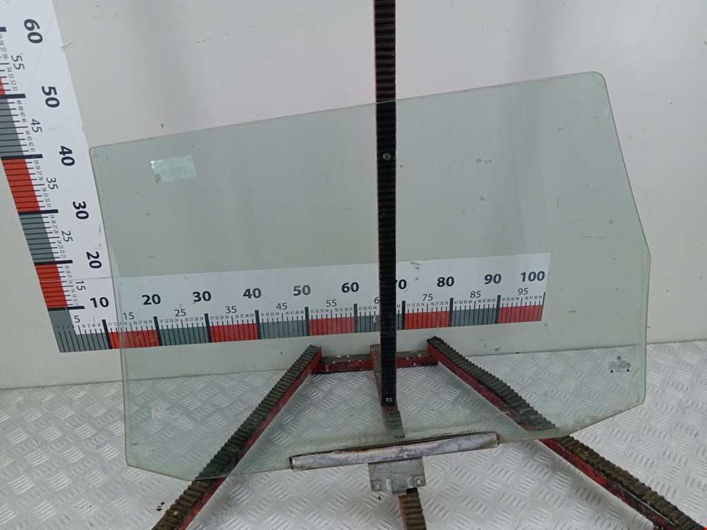 Стекло двери заднее правое VOLKSWAGEN Passat B3 1988-1993